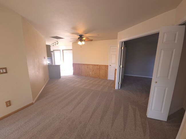 Building Photo - Charming 2 bedroom 2 bath condo!