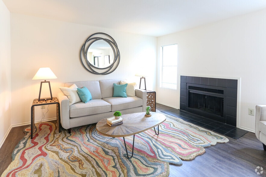 2BR, 2BA - 986 SF - Living Room - Stoney Brooke Apartments