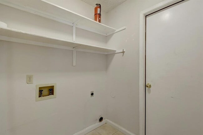 Building Photo - 16908 Ardisia Dr