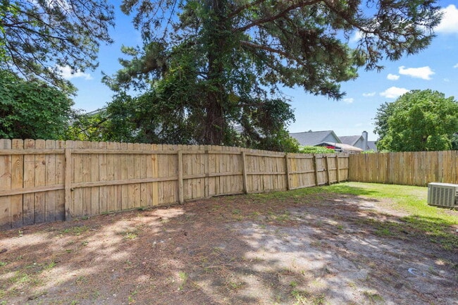 Building Photo - Affordable in the Heart of Jacksonville