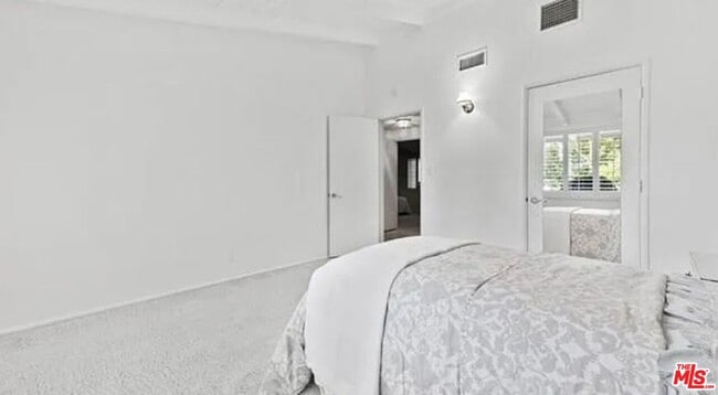 Building Photo - 4363 Hayvenhurst Ave