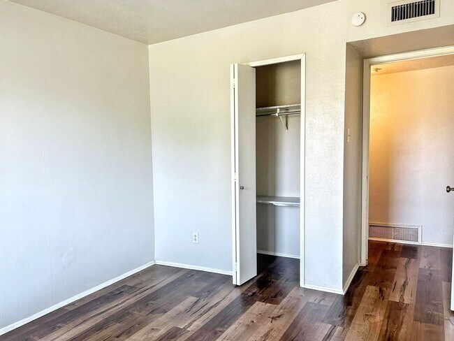 Building Photo - Effortless Living in a Beautifully Modernized Space!