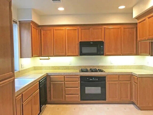 Building Photo - PEACEFUL & CONVENIENT TOWNHOME INCLUDES TW...