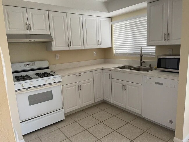 Building Photo - JUST REDUCE IN PRICE FOR JULY 1 2025 MOVE IN Date