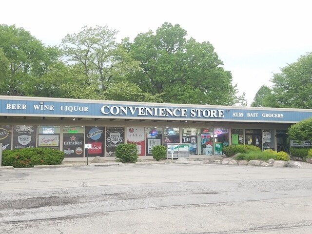 Building Photo - 5820 Oakwood Dr