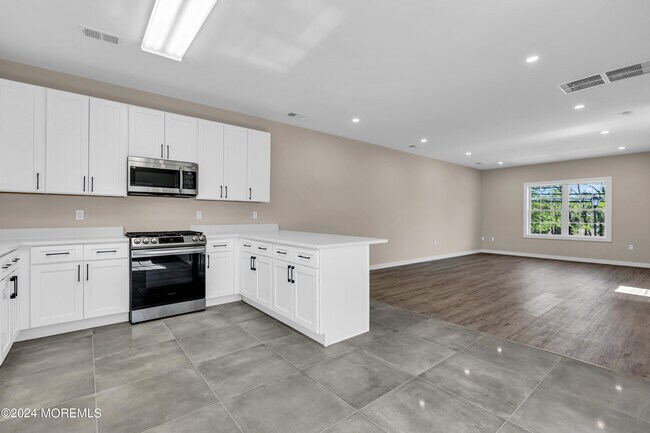 Building Photo - 333 1st St