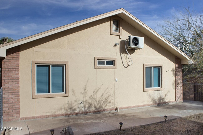 Building Photo - 3311 Catherine Ann Dr