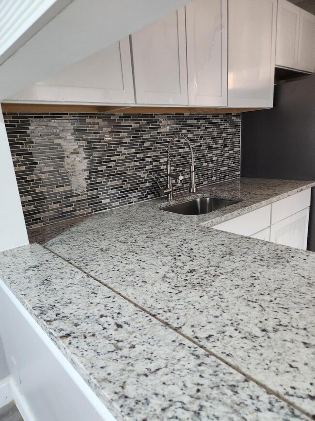 Building Photo - 2606 Garden Dr S