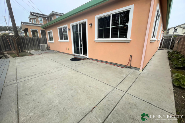 Building Photo - Large 4 Bedroom, 3 Bathroom Home in San Bruno