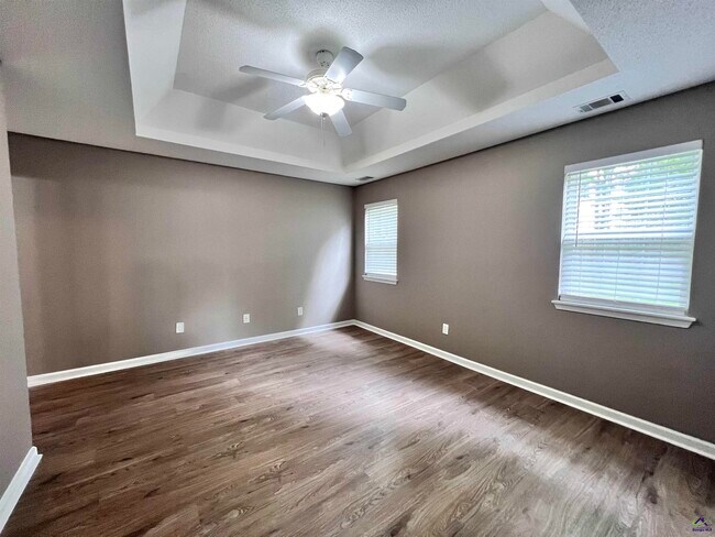 Building Photo - 221 Deer Track Ct