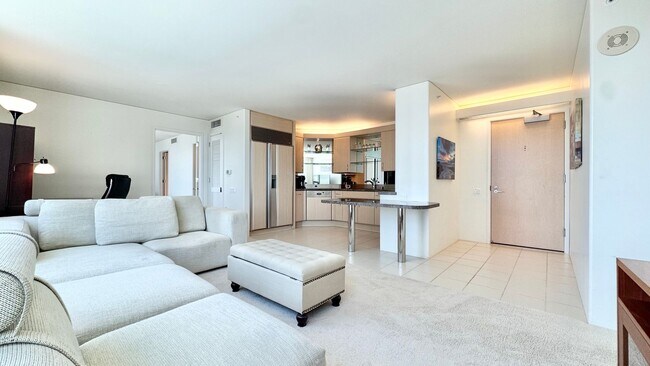 Building Photo - 2 BED/2 BATH FURNISHED UNIT AT HIGHLY DESI...