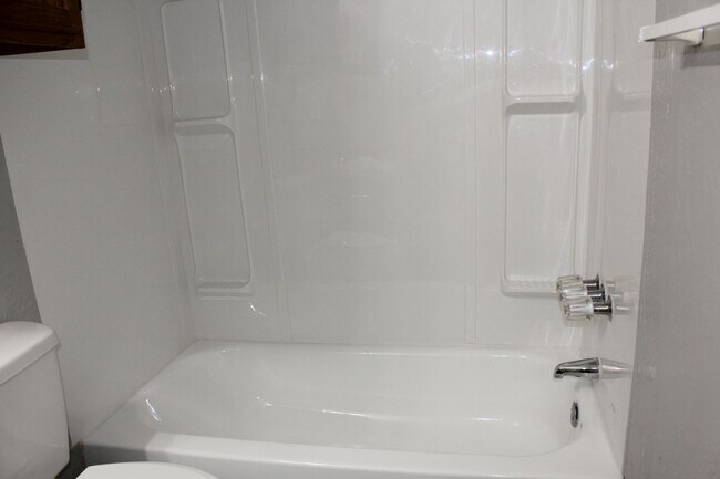 Building Photo - 3 bed 2 bath