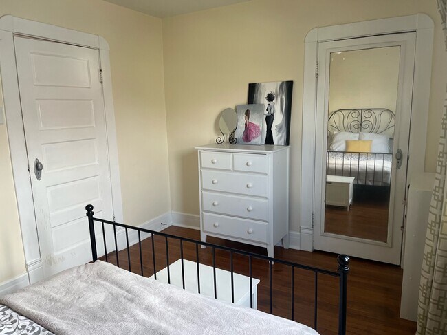 Furnished Bedroom 2 View 3 - 952 Tecumseh St
