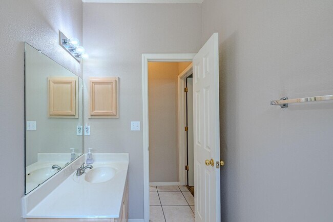 Building Photo - 1124 Calle Corvo NE