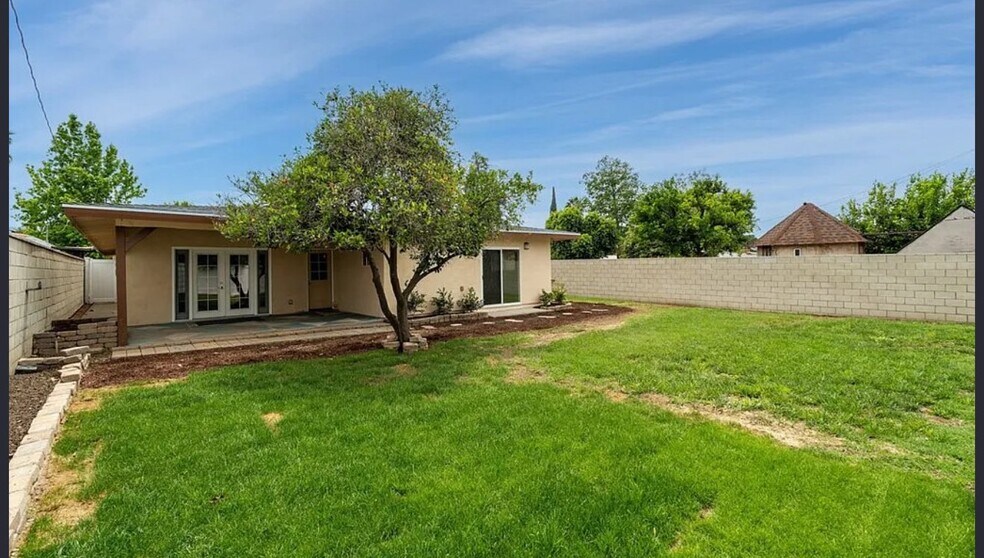 Building Photo - 25446 Lane St