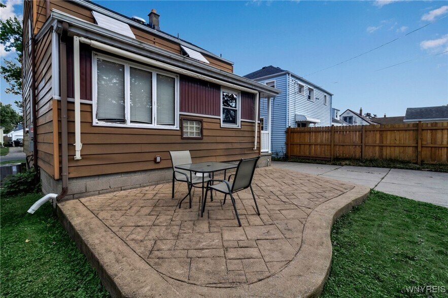 Building Photo - 178 Wellington Ave