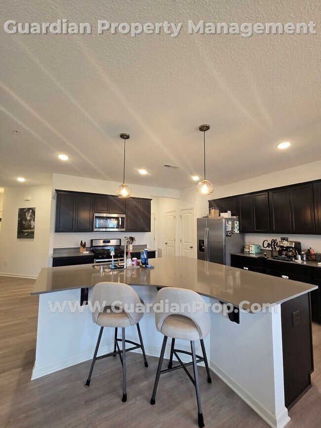 Building Photo - Lake Elmo Townhouse, Newer build, 2 Car Ga...