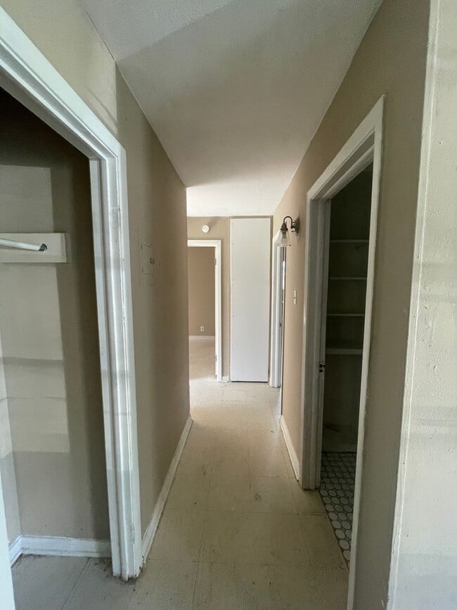 Building Photo - 3/1-Meadowbrook Area