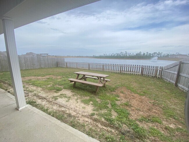 Building Photo - Spacious Modern Home in a Quiet Community!