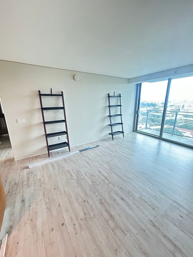 Building Photo - Luxury 1-Bedroom Condo in Downtown – 20th ...