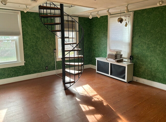 Building Photo - 53 Poquonock Ave