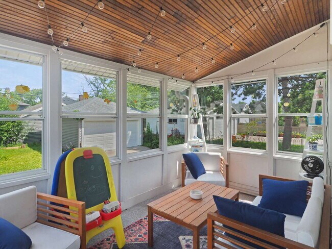 Building Photo - Charming 3 bedroom home in Uptown. Pets We...
