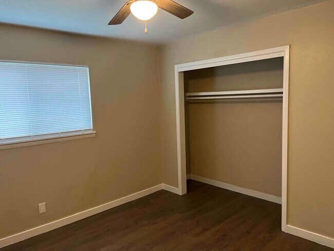 Building Photo - 3805 Windsor Dr