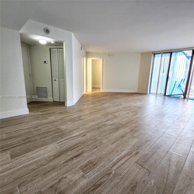 Building Photo - 18181 NE 31st Ct