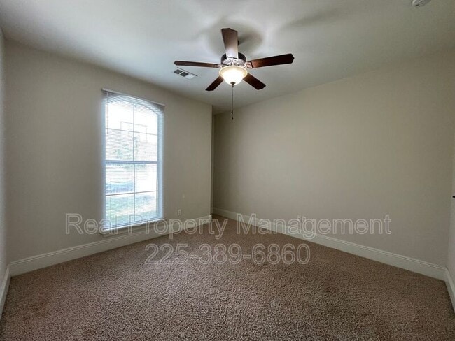 Building Photo - 10950 Hillpark Ave