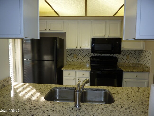 Building Photo - 607 E Diamond Dr
