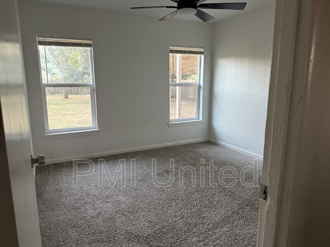 Building Photo - 224 E Oak Dr