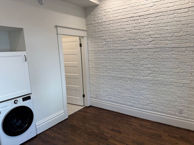 Building Photo - Remodeled one bedroom Condo for Rent in Do...