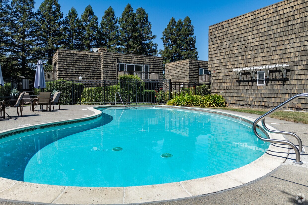 CEDARWOOD studio CITIE’S CLUB WIDE Cedarwood Apartments - 725 W College Ave Santa Rosa CA 95401