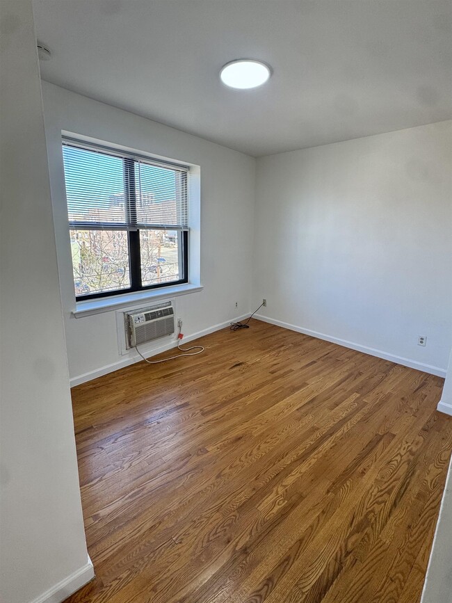 Building Photo - 43 Van Wagenen Ave