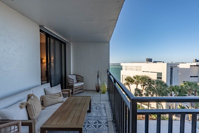 Building Photo - TURNKEY FURNISHED WATERFRONT RENTAL – Live the Island Life on Siesta Key