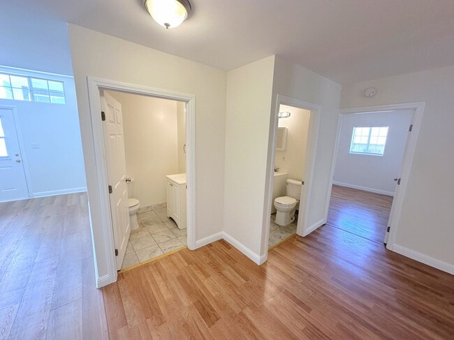 Building Photo - *UP TO 2 MONTHS FREE RENT* 5bd/1.5ba, Inqu...
