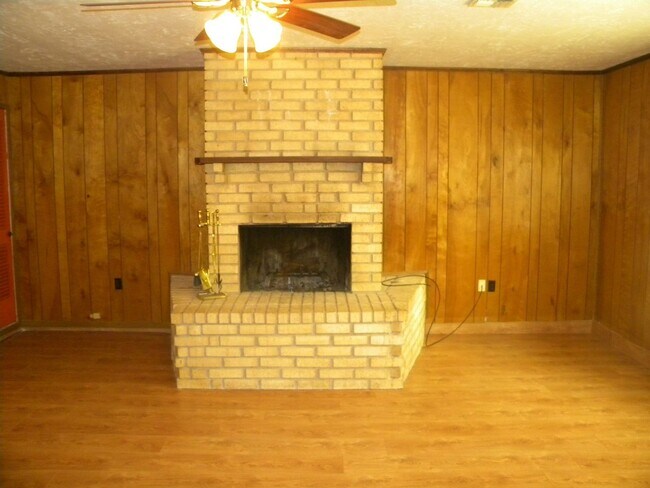 Building Photo - Spacious Home in City View!