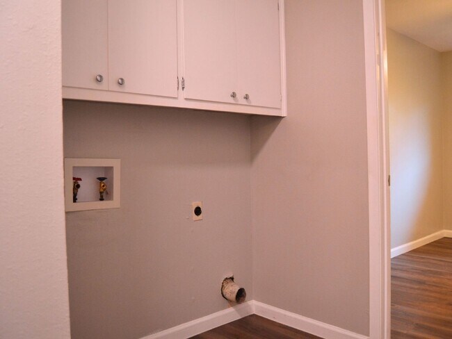 Building Photo - 12400 Tree Line Dr