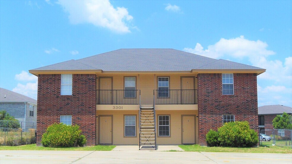 Primary Photo - 3301 Barcelona Dr