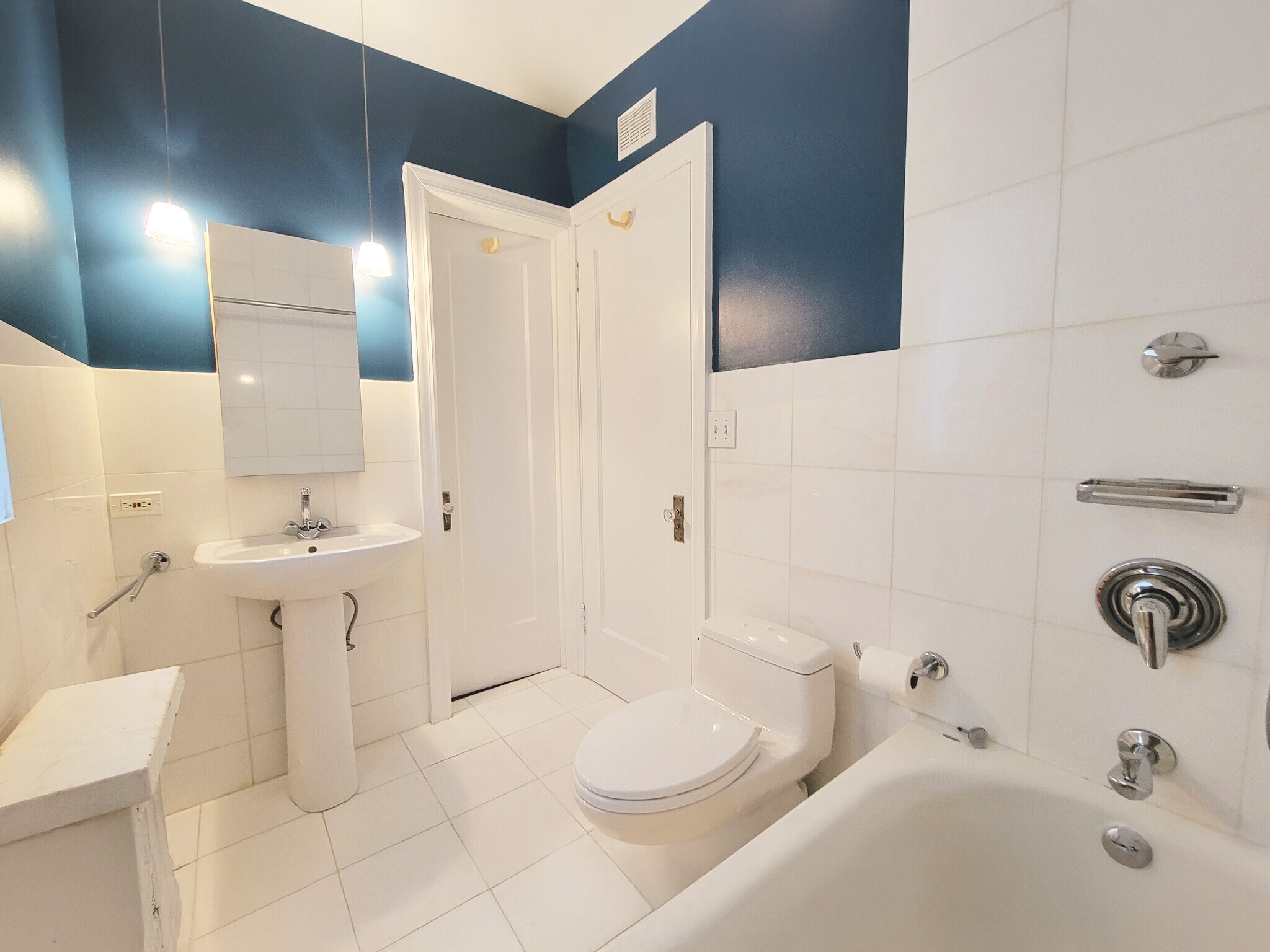 Building Photo - 1406 W Thorndale Ave