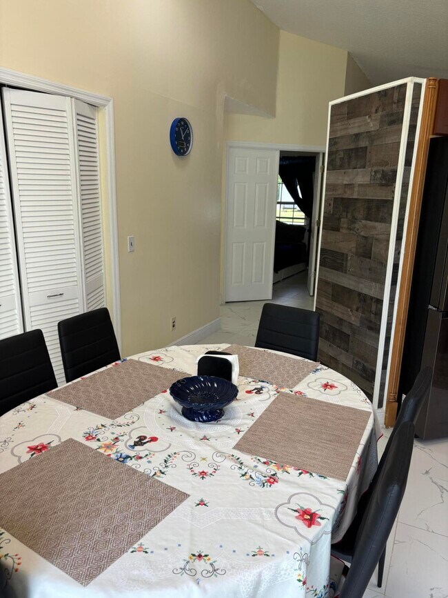 Building Photo - 5359 SE Dell St