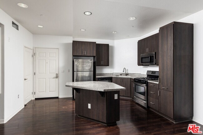 Building Photo - 1408 W Washington Blvd