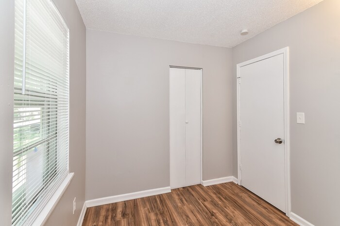 Building Photo - 6 Castle Ct