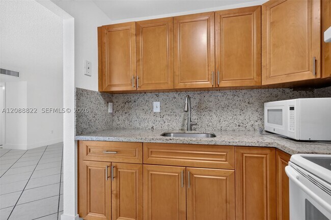 Building Photo - 9360 Fontainebleau Blvd