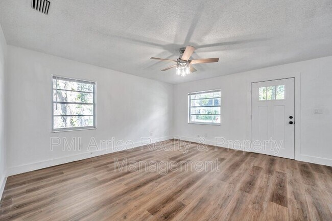 Building Photo - 304 W Idlewild Ave