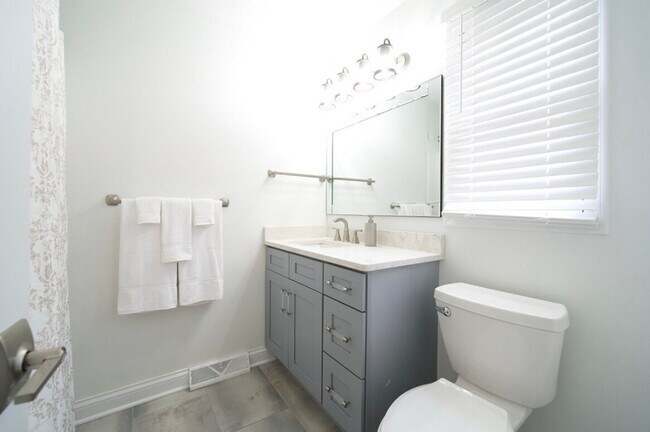 Building Photo - 804 W State St