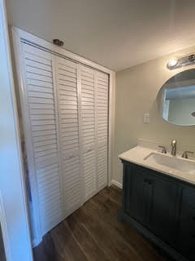 Building Photo - Beautiful cottage with gourmet kitchen. 3 ...