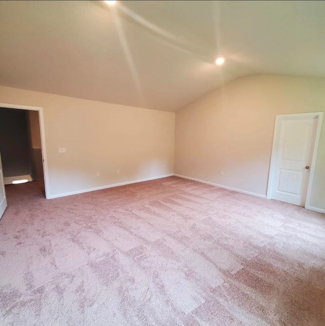 Building Photo - Room in House on Creedmore Hills Dr