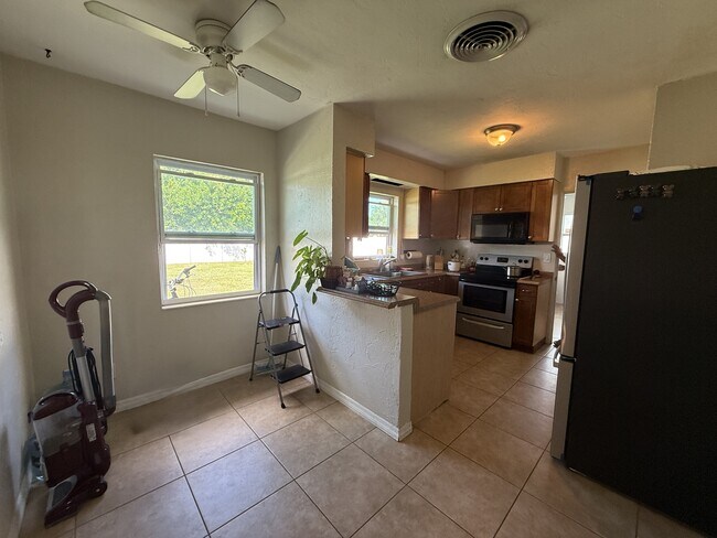 Building Photo - 2309 Tulip St