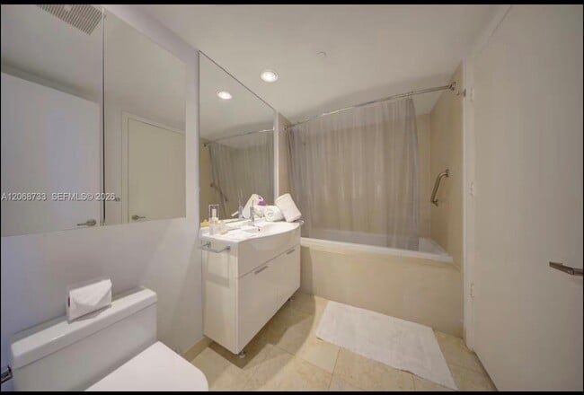 Building Photo - 485 Brickell Ave